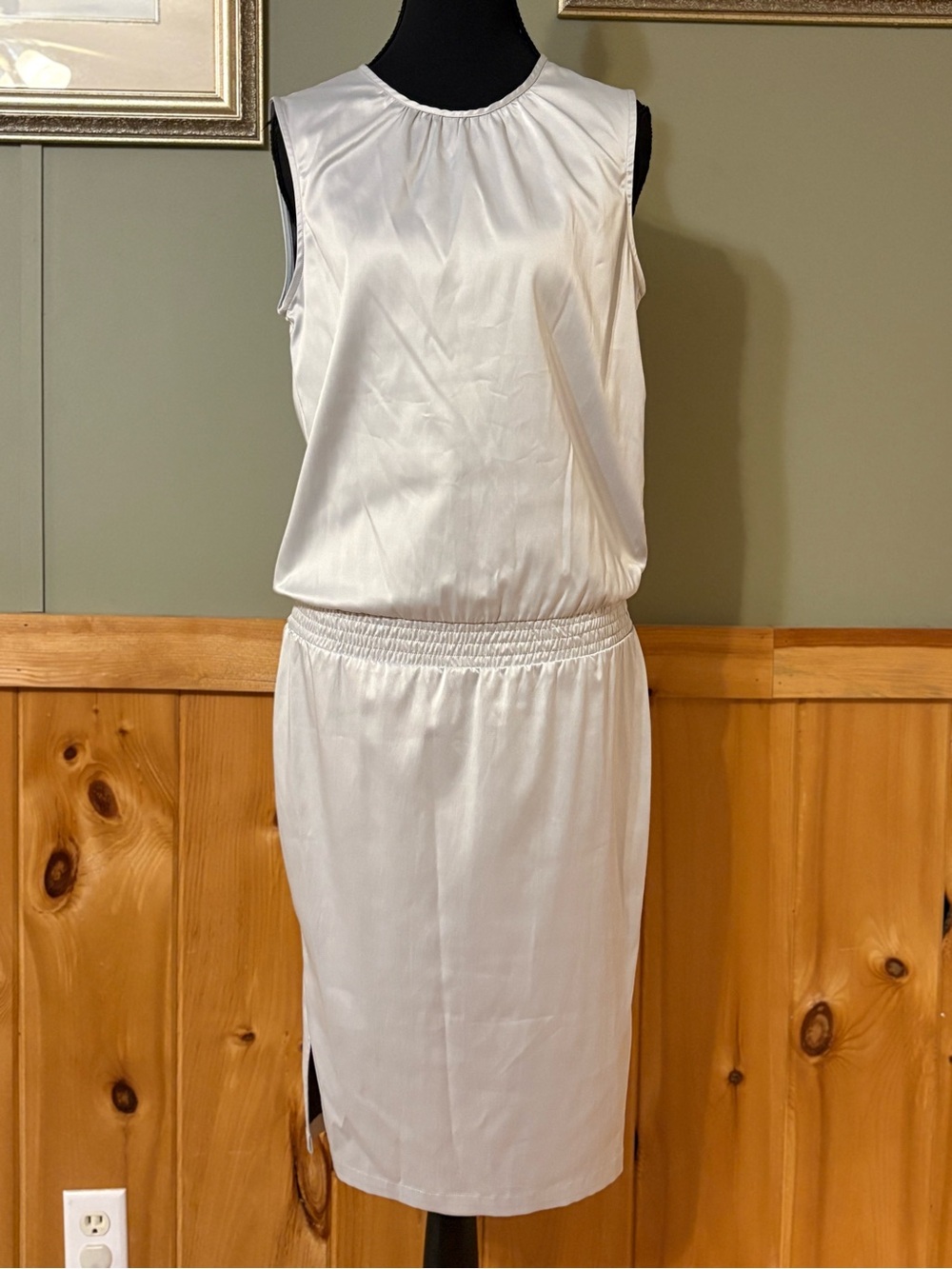 The Mod House Satin Sleeveless Blouson Dress – Women’s Large Silver